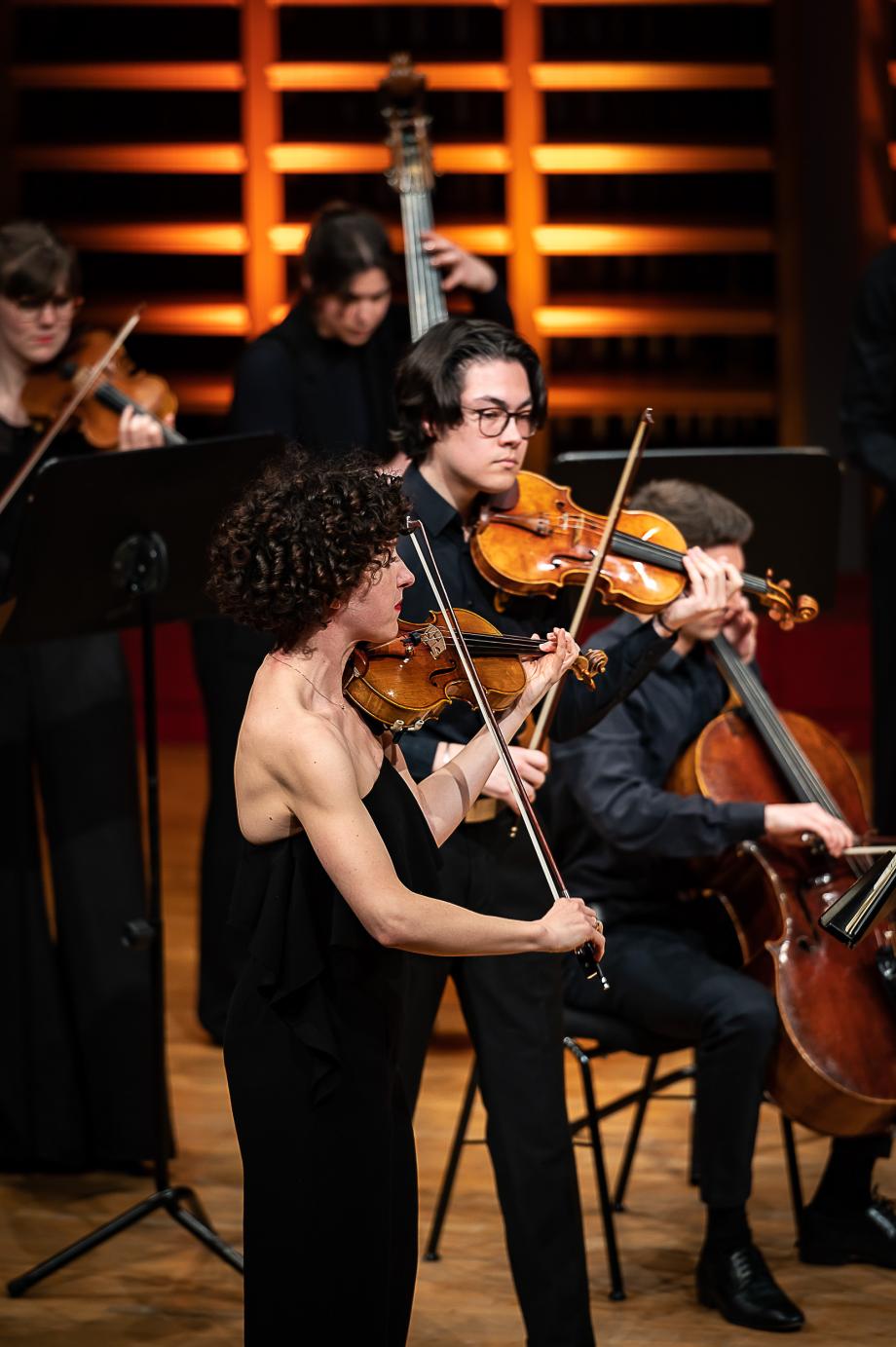 Violinistin Sarah Christian als Stimmführerin mit dem Streichorchester.