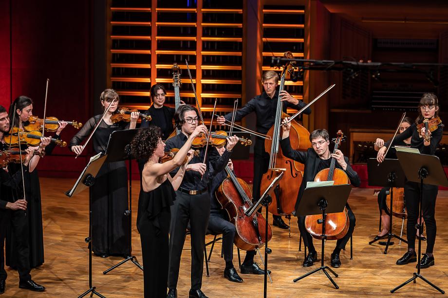 Streichorchester auf der Bühne des Konzertsaals.