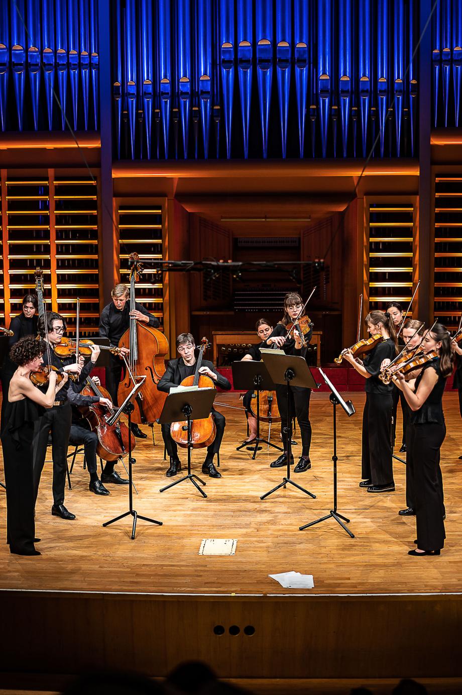 Streichorchester auf der Bühne des Konzertsaals.