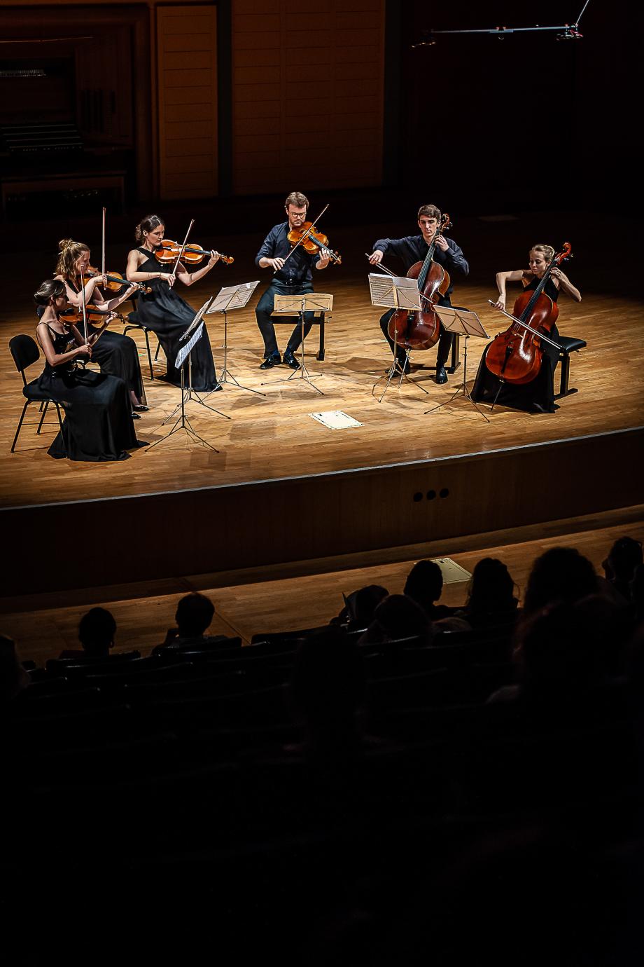 Streichsextett mit Studierenden der Streicherklassen beim Streicherfestival "Im Dialog".