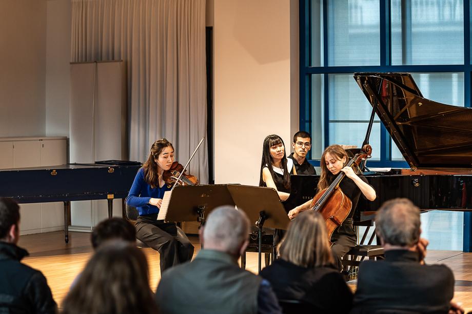 Studentisches Klaviertrio bei den "open space"-Konzerten während des Streicherfestivals.