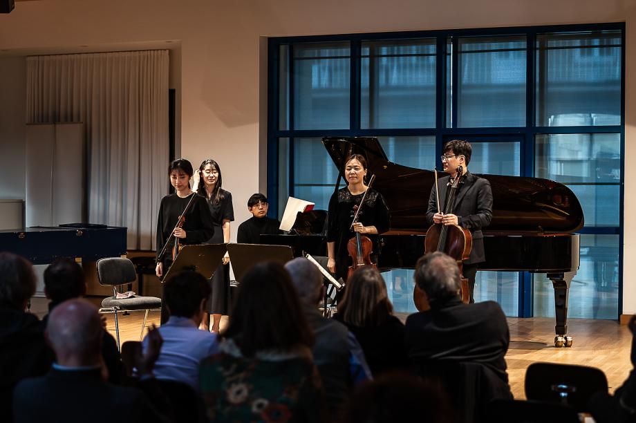 SChlussapplaus für ein studentisches Klavierquartett im Orchesterprobenraum.