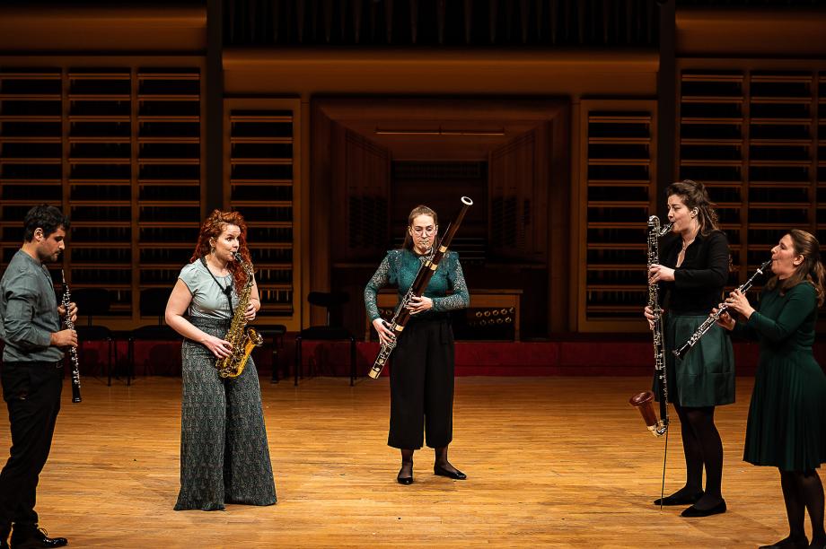 Musizierendes Sonus-Bläserquintett auf dem Podium des Konzertsaales der HMDK.