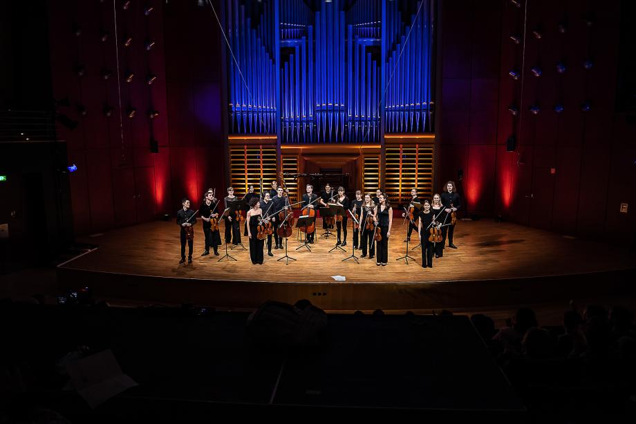 Ensemblearbeit des Streicherorchesters unter der Leitung von Prof. Sarah Christian.