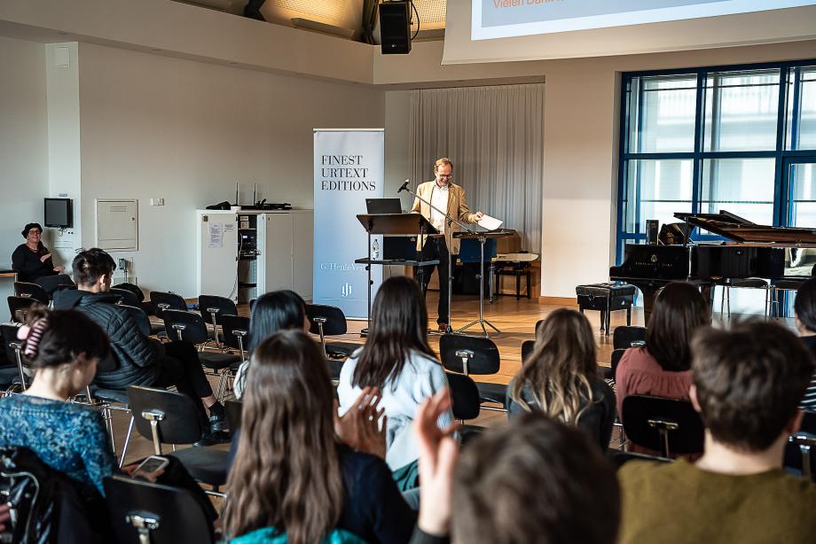 Vortragssituation beim Streicherfestival im Orchesterprobenraum.