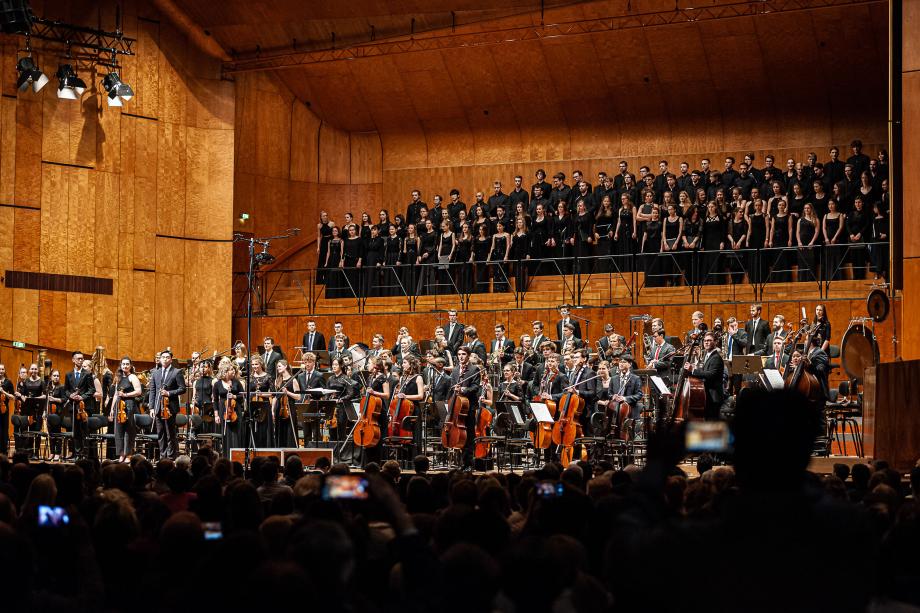 Das HSO, der Hochschul- und Kammerchor in der Liederhalle beim Antrittskonzert von Prof. Rasmus Baumann mit Mahlers "Auferstehungs-Sinfonie".