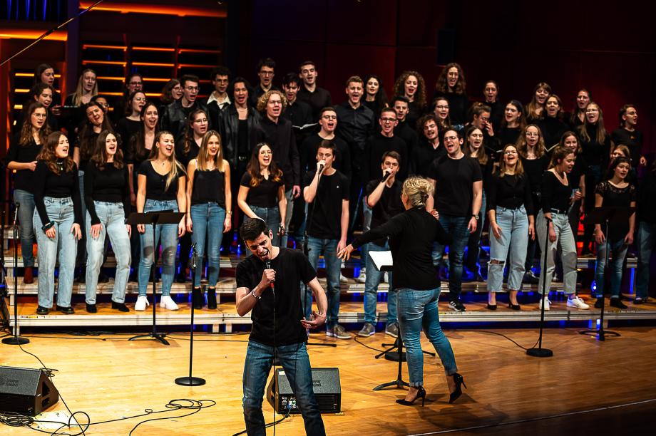 Der Popchor unter der Leitung von Salome Tendies beim Schulmusikabend im Konzertsaal.