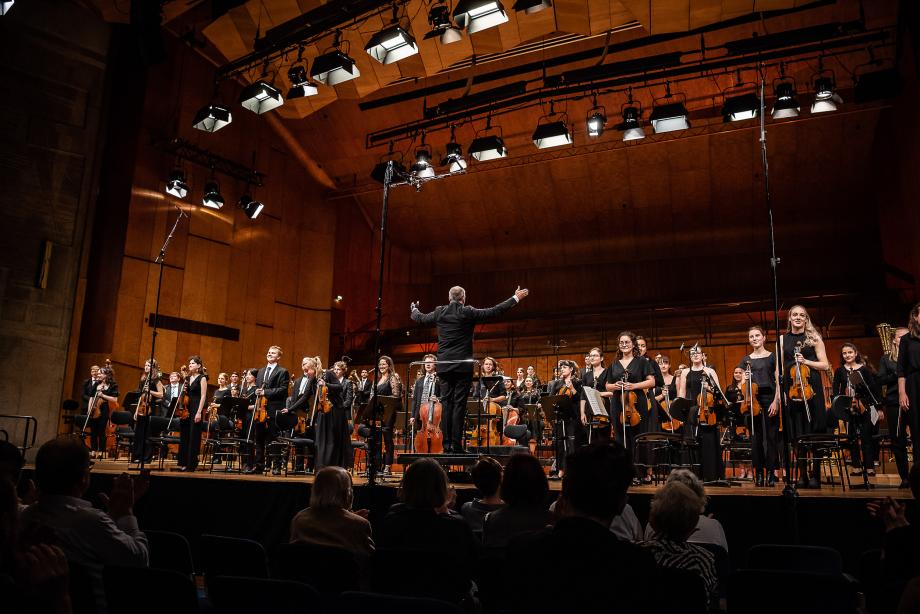 Schlussapplaus in der Liederhalle mit dem HSO und Rasmus Baumann.