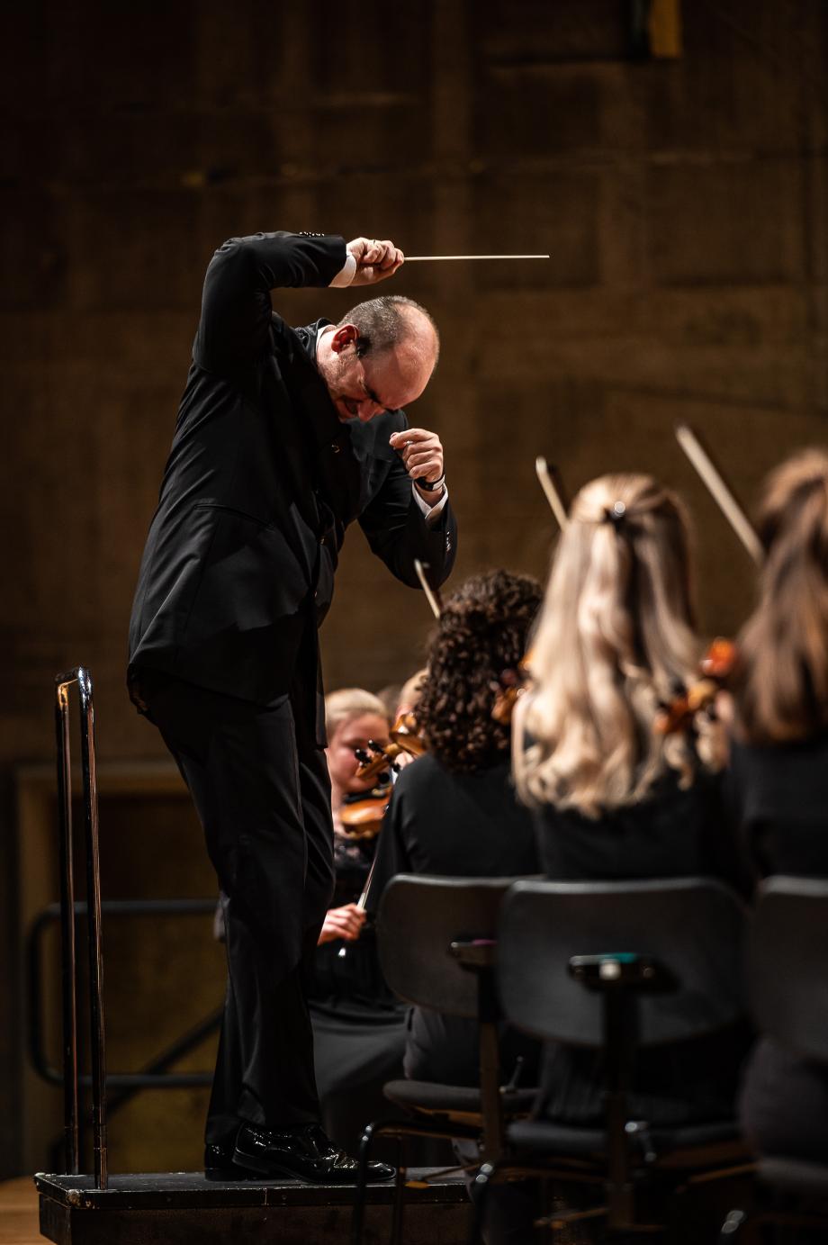 Impulsive Dirigiergeste von Prof. Rasmus Baumann beim Musizieren mit dem HSO.