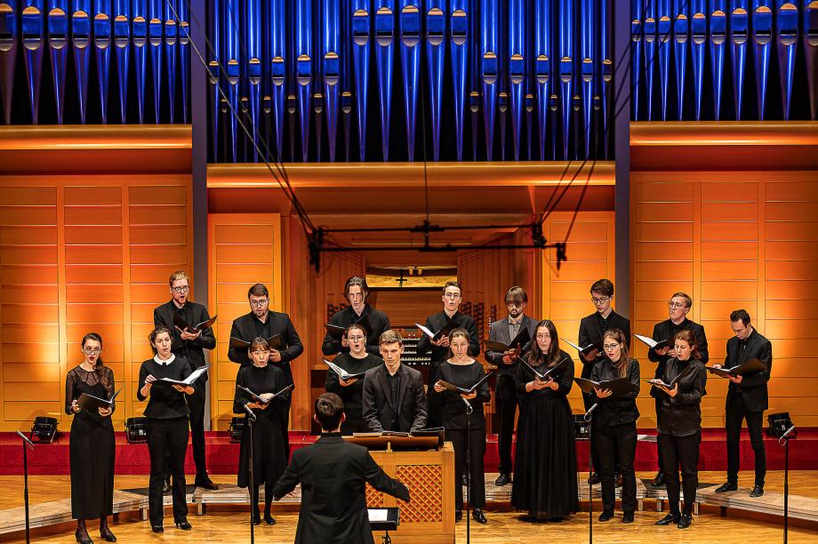 Das Studiovokalensemble der Kirchenmusik konzertiert auf dem Podium des Konzertsaales.