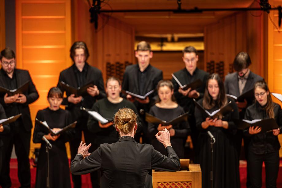 Das Studiovokalensemble der Kirchenmusik konzertiert auf dem Podium des Konzertsaales.