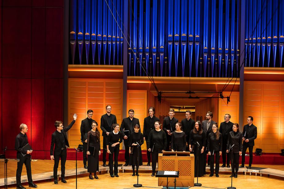 Schlussapplaus des Studiovokalensemble der Kirchenmusik im Konzertsaal.