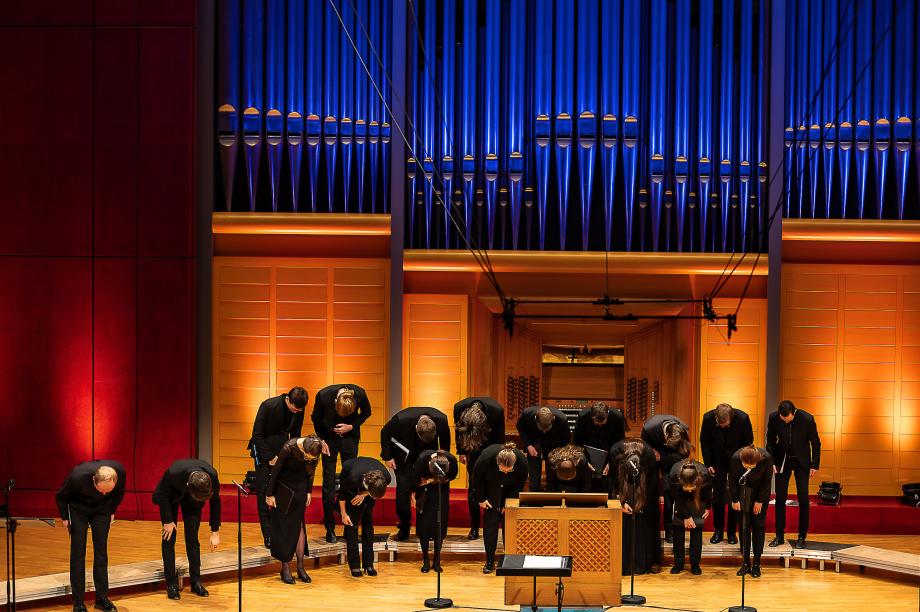 Das Studiovokalensemble der Kirchenmusik verbeugt sich vor demPublikum. im Konzertsaal