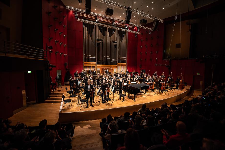 Das Hochschulsinfonieorchester im Konzertsaal, aufgenommen vom linken ansteigenden Parkett.