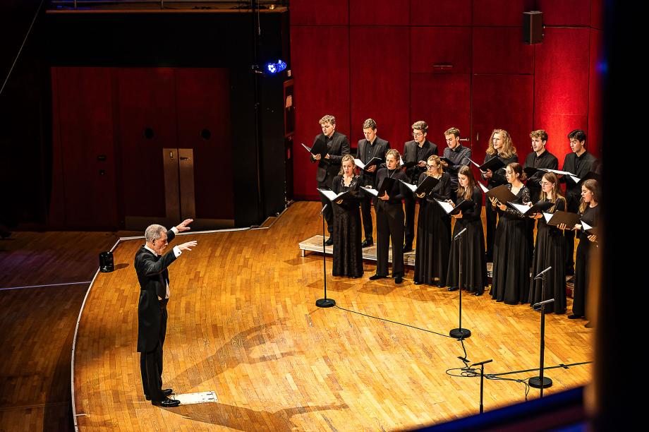 Prof. Denis Rouger und der Kammerchor im Profil.