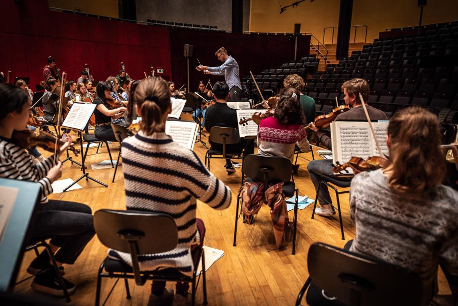 Registerproben mit dem Streicherapparat unter der Leitung von Studierenden der Dirigierklasse.
