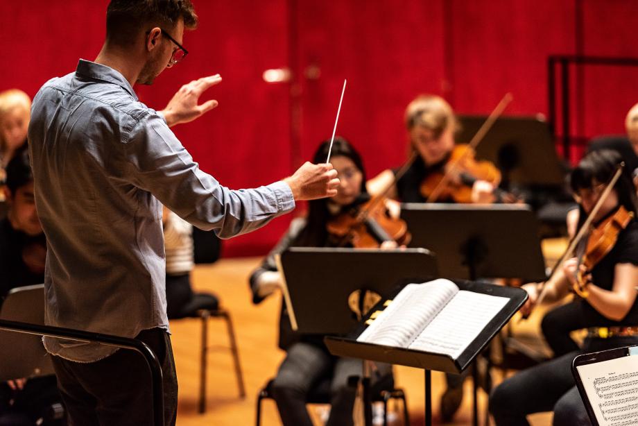 Registerproben mit dem Hochschulsinfonieorchester unter der Leitung von Studierenden der Dirigierklasse.