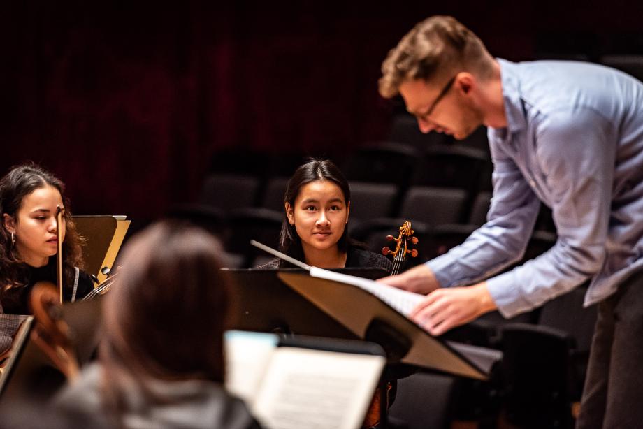 Studierender der Dirigierklasse im Gespräch mit Mitgliedern des HSO.