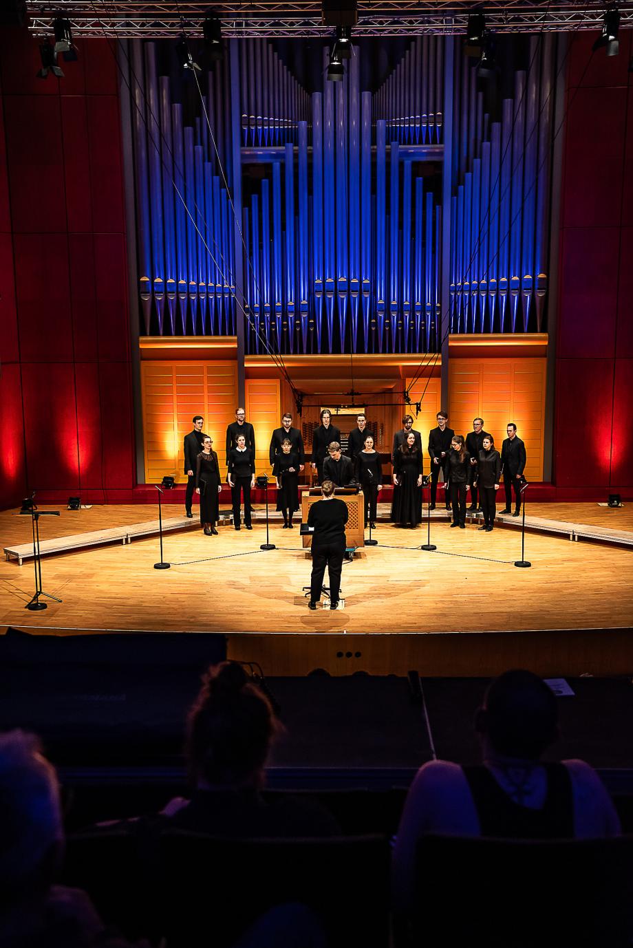 Das Studiovokalensemble der Kirchenmusik konzertiert auf dem Podium des Konzertsaales.