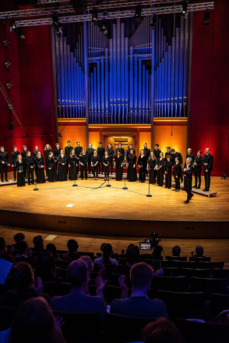 Der Kammerchor der HMDK unter der Leitung von Prof. Denis Rouger.