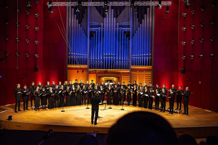 Der Kammerchor und das Studiovokalensemble der Kirchenmusik unter der Leitung von Prof. Christian Schmid.