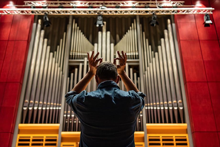 Portraitaufnahme des Dirigenten Christof M Löser