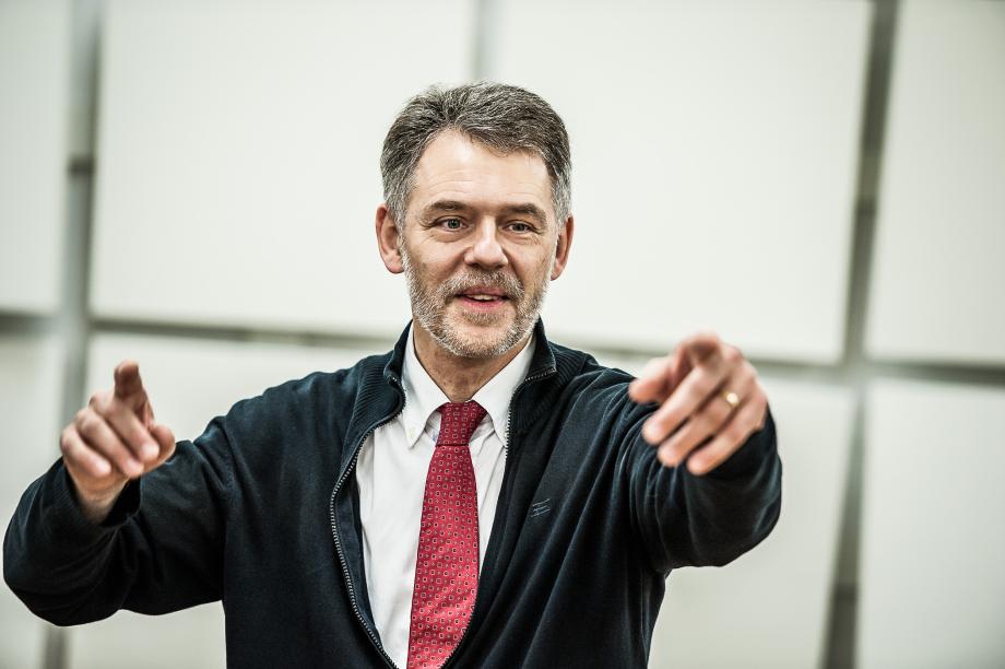 Portraitaufnahme des Chorleitungsprofessors Denis Rouger.