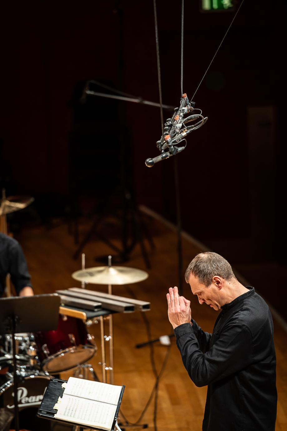 Dirigieraufnahme von Christof M Löser im Konzertsaal.