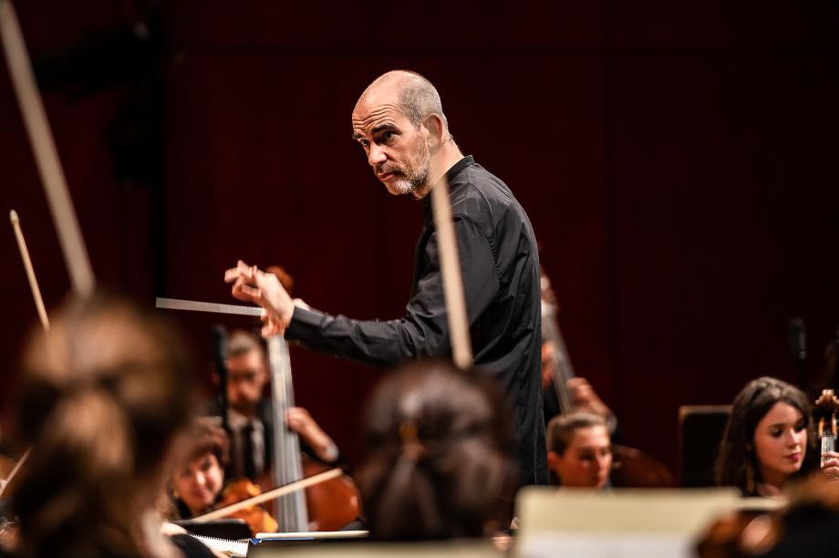 Portraitaufnahme von Prof. Rasmus Baumann, während eines Konzertes mit HSO.