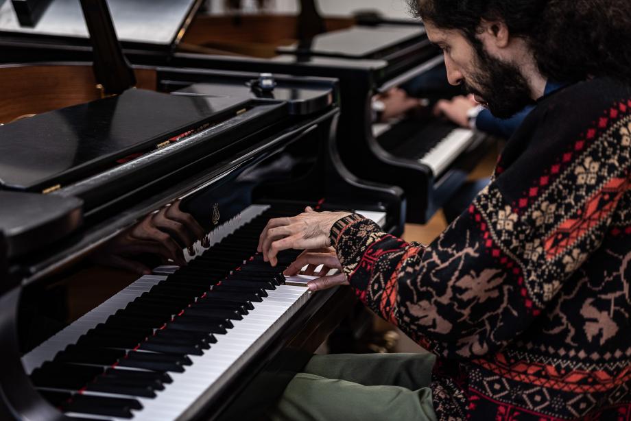 Prof. Dr. Noam Sivan beim Unterrichten.