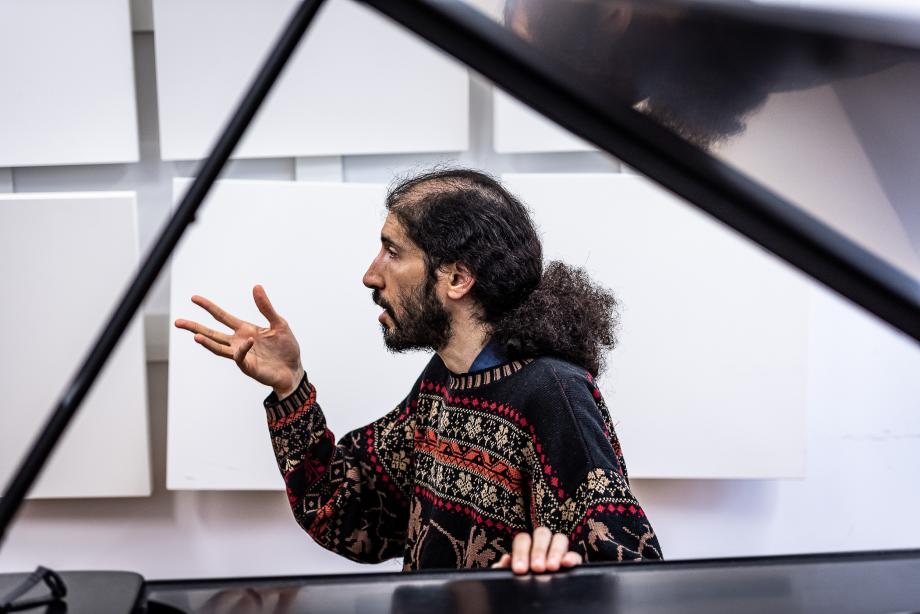 Prof. Dr. Noam Sivan im Dialog mit einem Studierenden