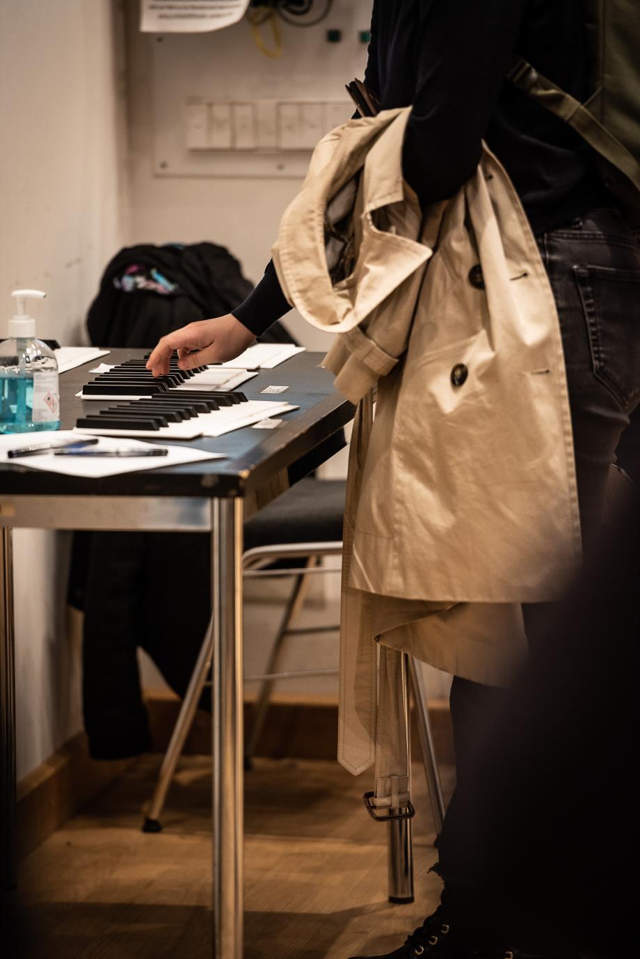 Praktisches Ausprobieren mit unterschiedlichen weiten Klaviertastaturen.