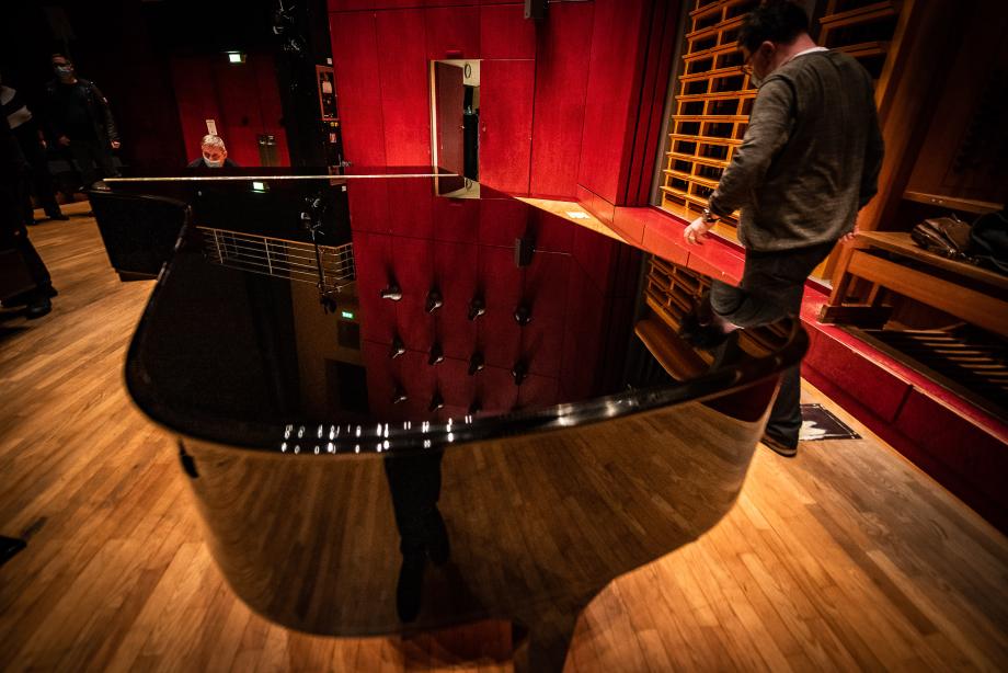 Der neue Konzertflügel glänzt auf dem Konzertsaalpodium.