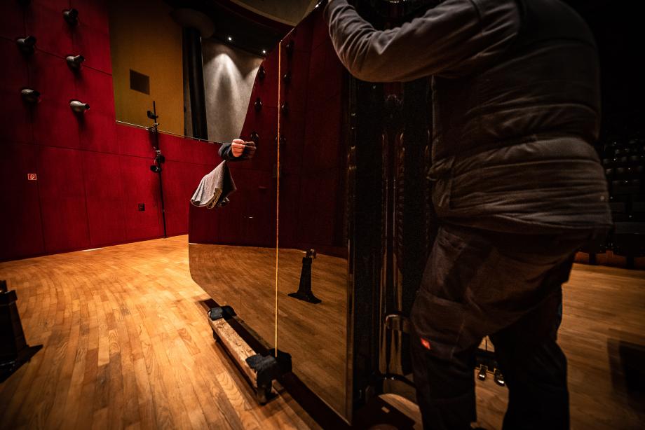 Der neue Konzertflügel steht noch hochkant auf dem Wagen und wartet auf die Montage des dritten Beines.