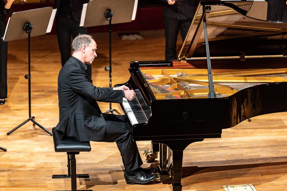 Portraitaufnahme am Steinway-Konzertflügel von Prof. Florian Wiek