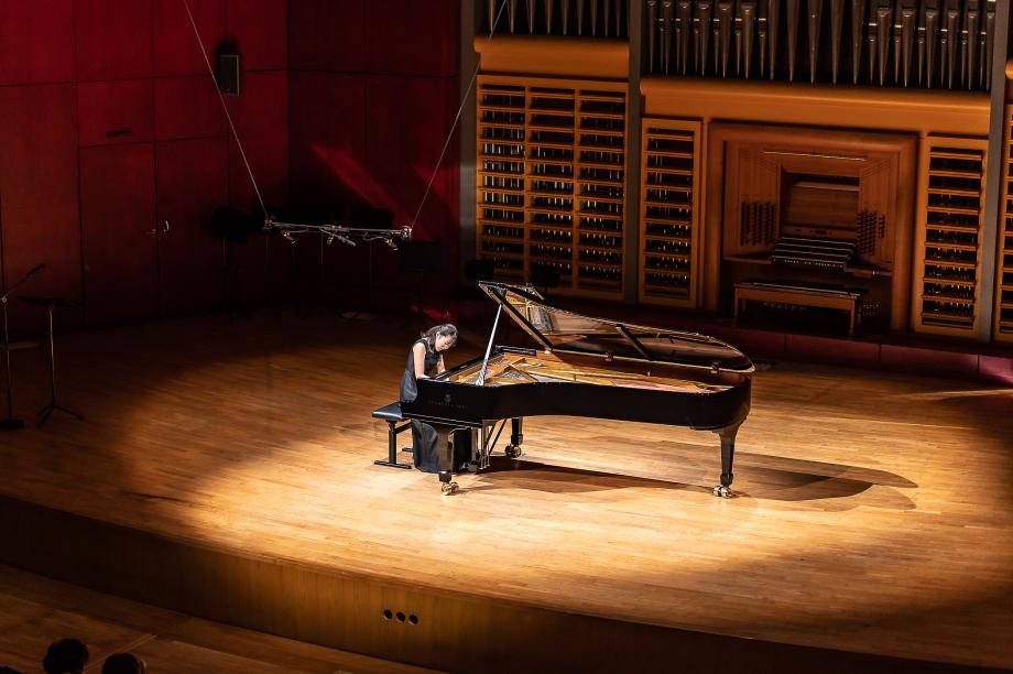 Portraitaufnahme einer Studentin aus den Klavierklassen.