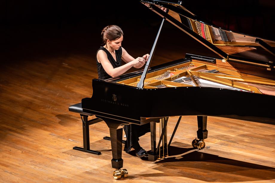 Portraitaufnahme der Pianistin Sophia Weidemann.