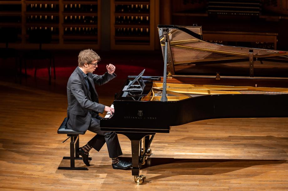 Portraitaufnahme des Pianisten Alex Waite.