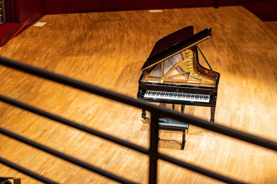 Blick aus dem linken Rang auf den geöffneten, neuen Flügel und das Podium des Konzertsaales.