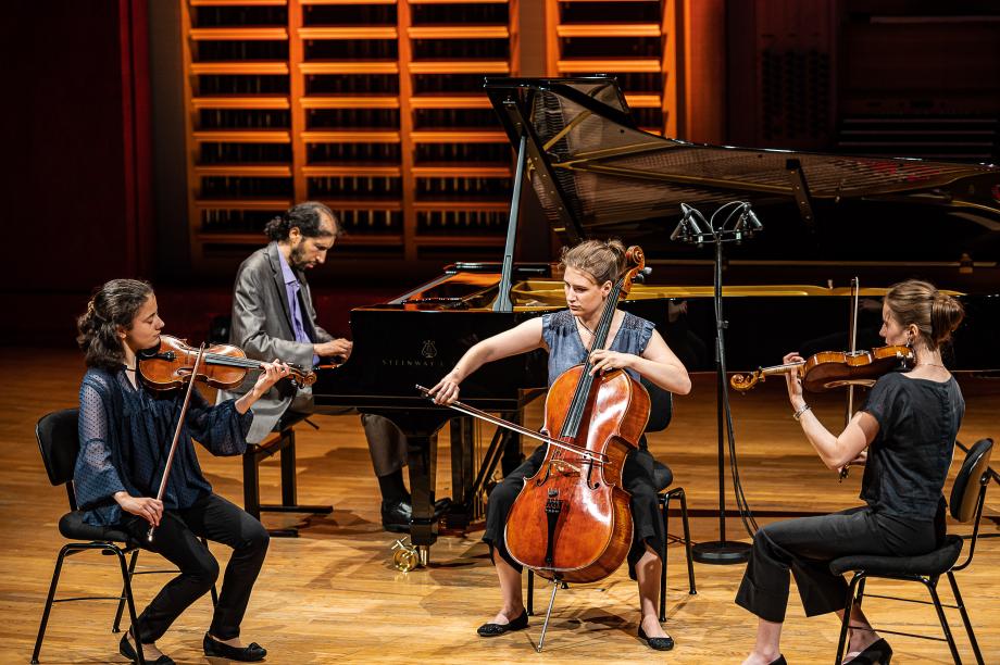 Prof. Dr. Noam Sivan musiziert mit Studierenden der Steicherklassen auf dem Konzertsaalpodium.