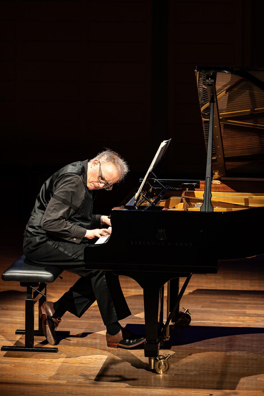 Portraitaufnahme von Prof. Nicolas Hodges am neuen Konzertflügel.