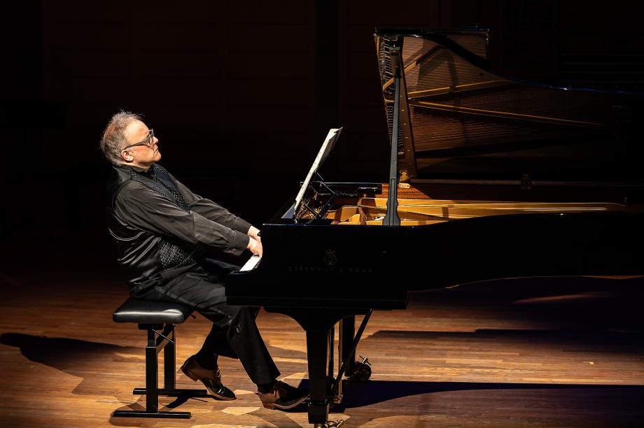 Portraitaufnahme von Prof. Nicolas Hodges am neuen Konzertflügel.