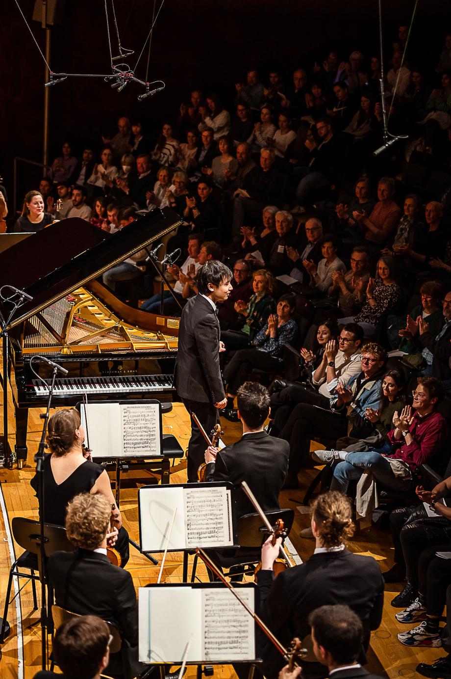 Schlussapplaus nach dem Konzertexamensauftritt zusammen mit dem Hochschulsinfonieorchester.