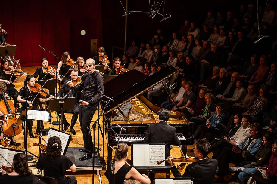 Gemeinsames Konzertieren zwischen dem HSO und dem Solisten der Klavierklasse.