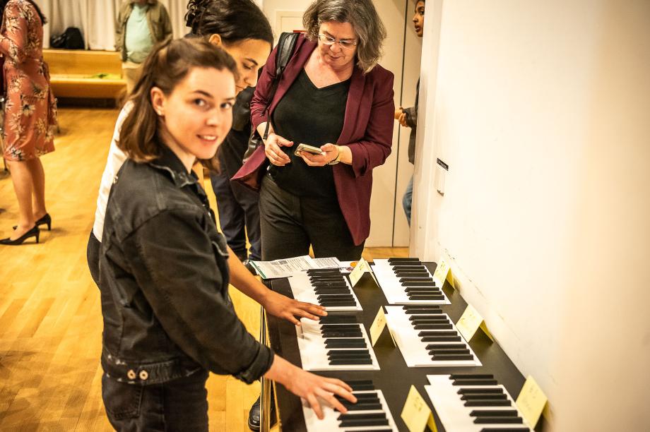 Interessierte beim Ausprobieren der unterschiedlichen Tastaturweiten.