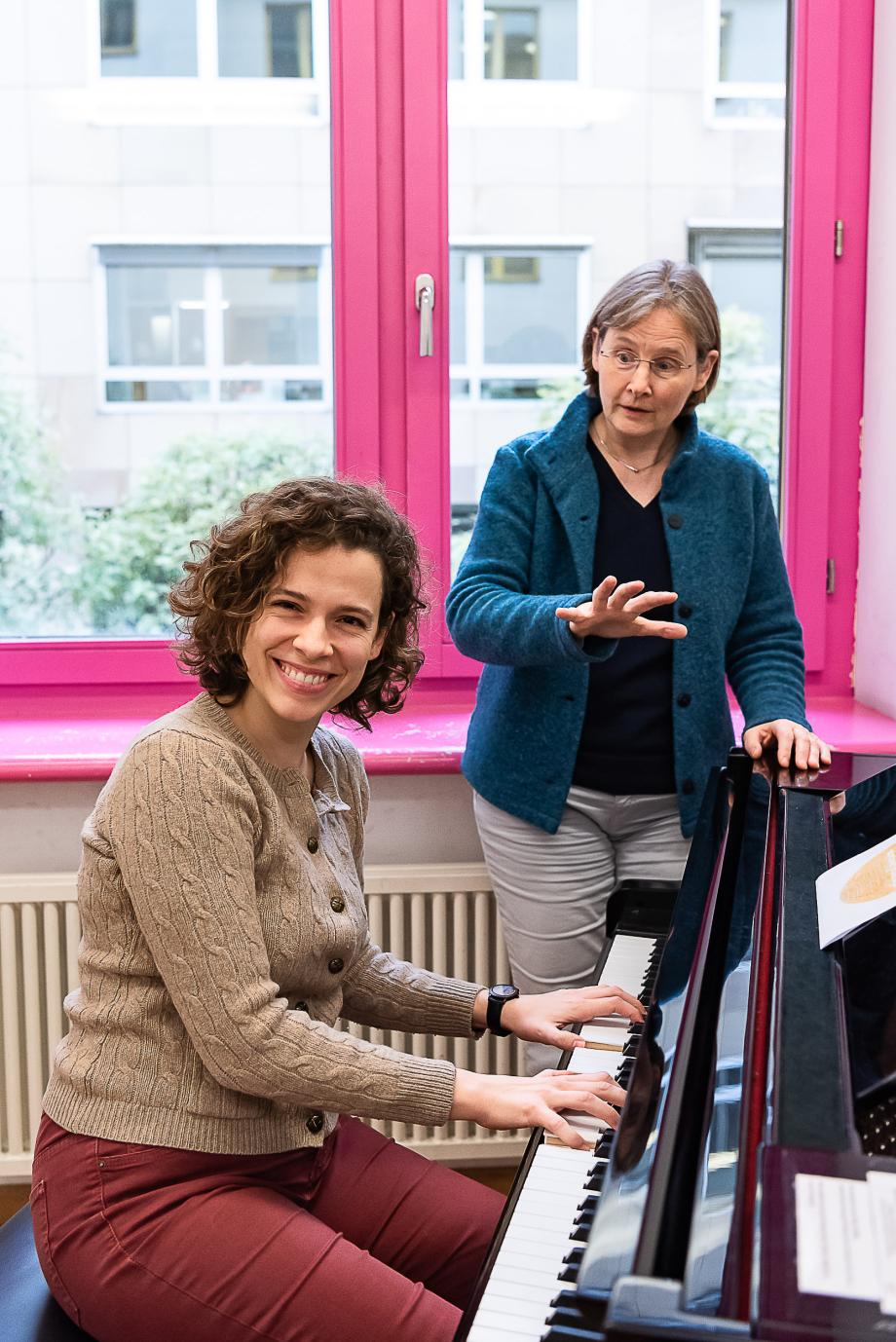 Im Portrait: Silvia Molan und Prof.in Ulrike Wohlwender.