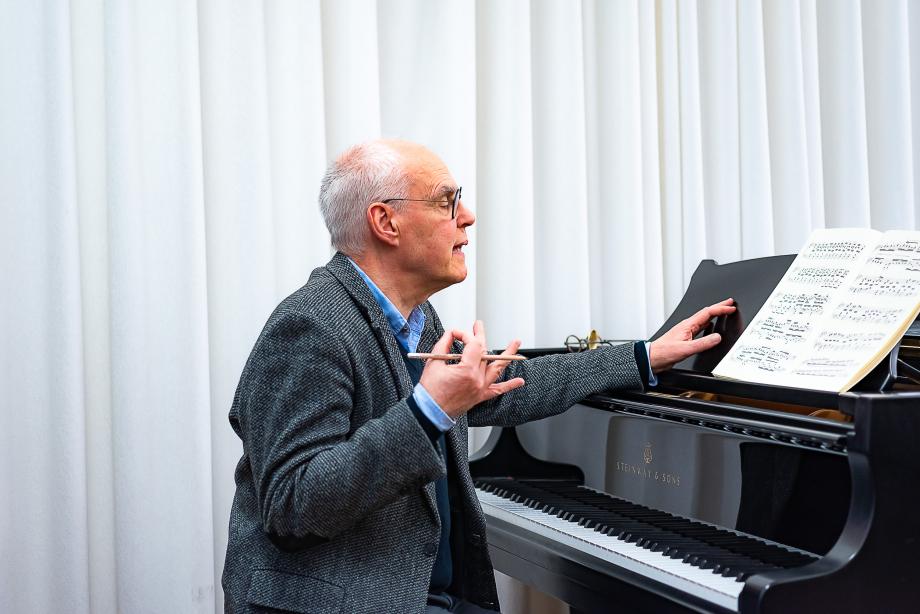 Klavierprofessor Hans-Peter Stenzl beim Unterrichten.