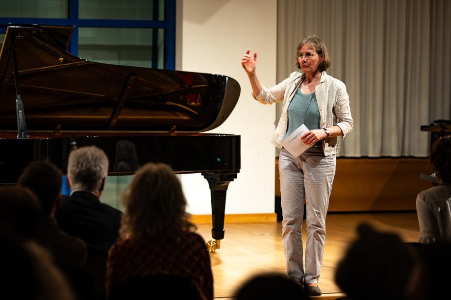 Prof.in Ulrike Wohlwender bei einem Sirius-Vortrag.