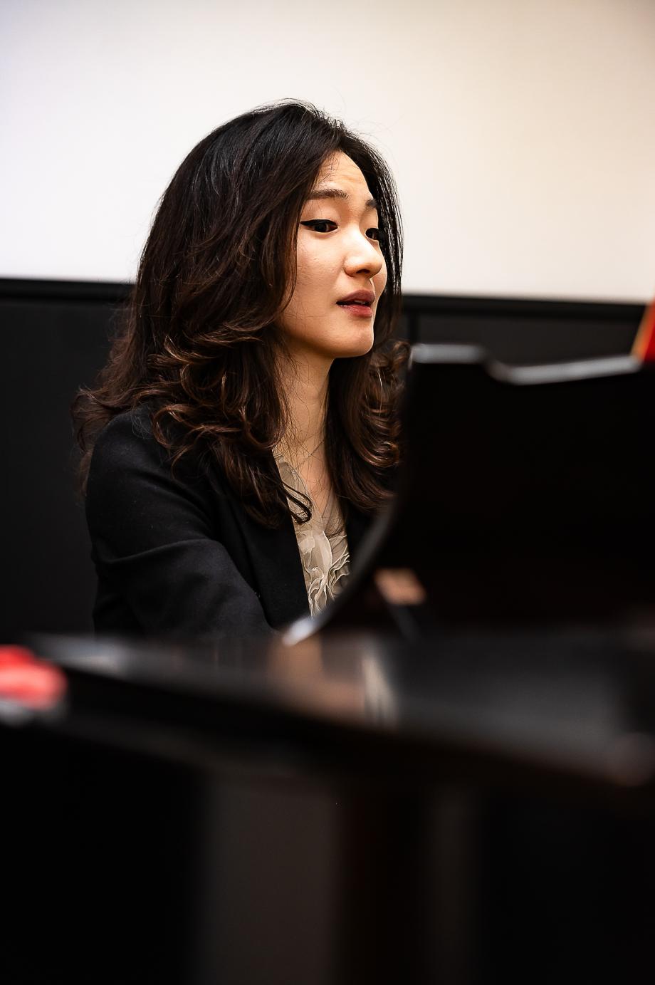 Klavierprofessorin Franziska Lee beim Unterrichten.