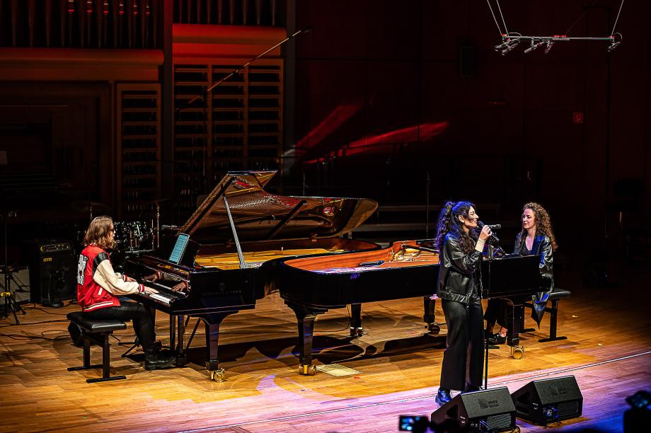 Klavierduo mit Sängerin beim Schulmusik-Konzertabend.